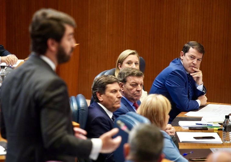 La gota charra de Mañueco contra Vox: la machacona frase de que «las órdenes vienen de Madrid»